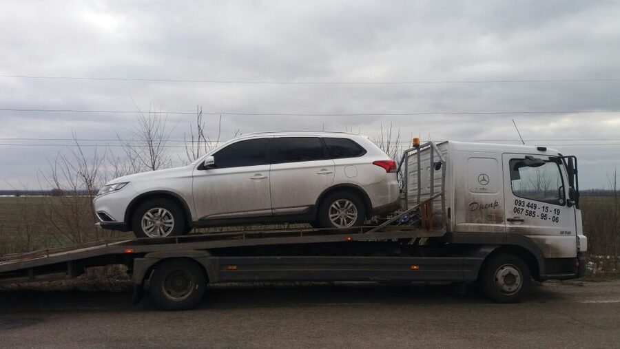 Эвакуация внедорожника Mitsubishi Outlander на платформе