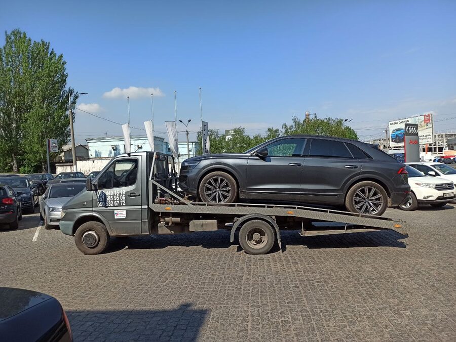 Эвакуация Audi Q8 у автосалона