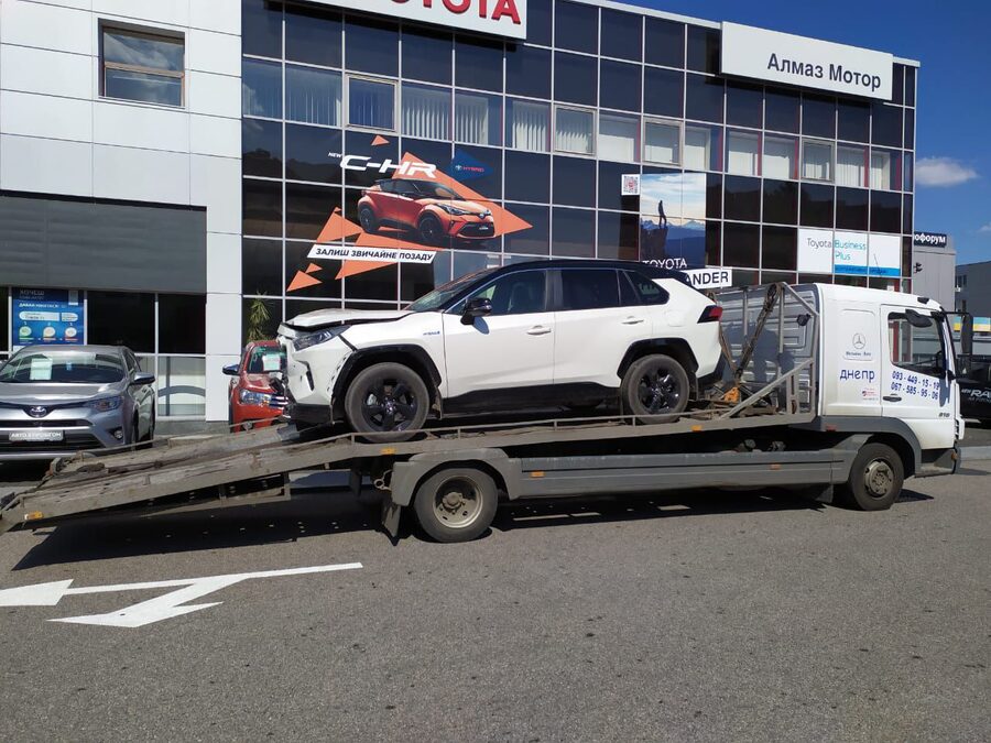 Эвакуация Toyota RAV4 у автосалона